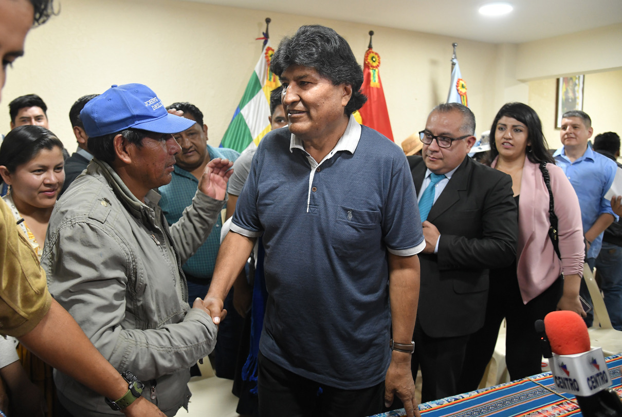 El expresidente Evo Morales (2006-2019) saluda a un hombre en una rueda de prensa este viernes, en Cochabamba (Bolivia). (Foto de Jorge Abrego de la agencia EFE)