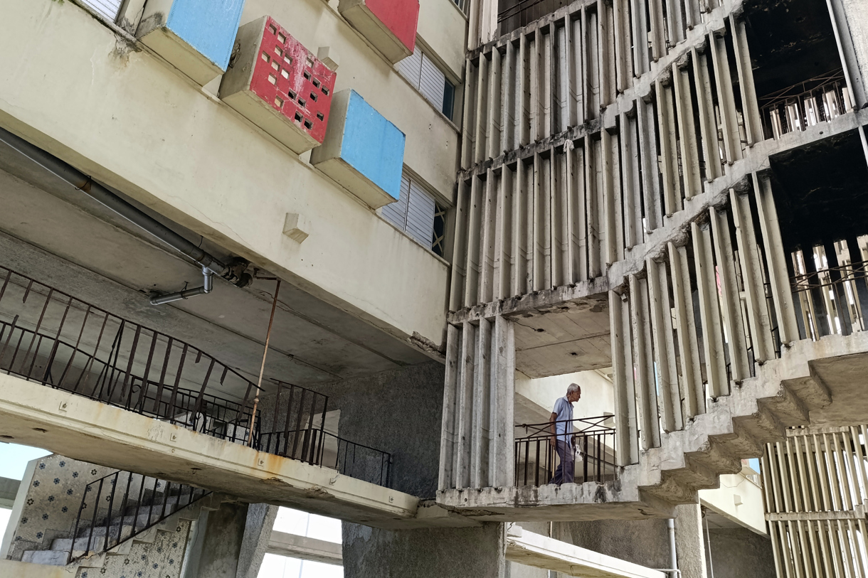 Fotografía del 6 de octubre de 2024 de un hombre caminando en un edificio sin corriente eléctrica en La Habana (Cuba). (Foto de Ernesto Mastrascusa de la agencia EFE)