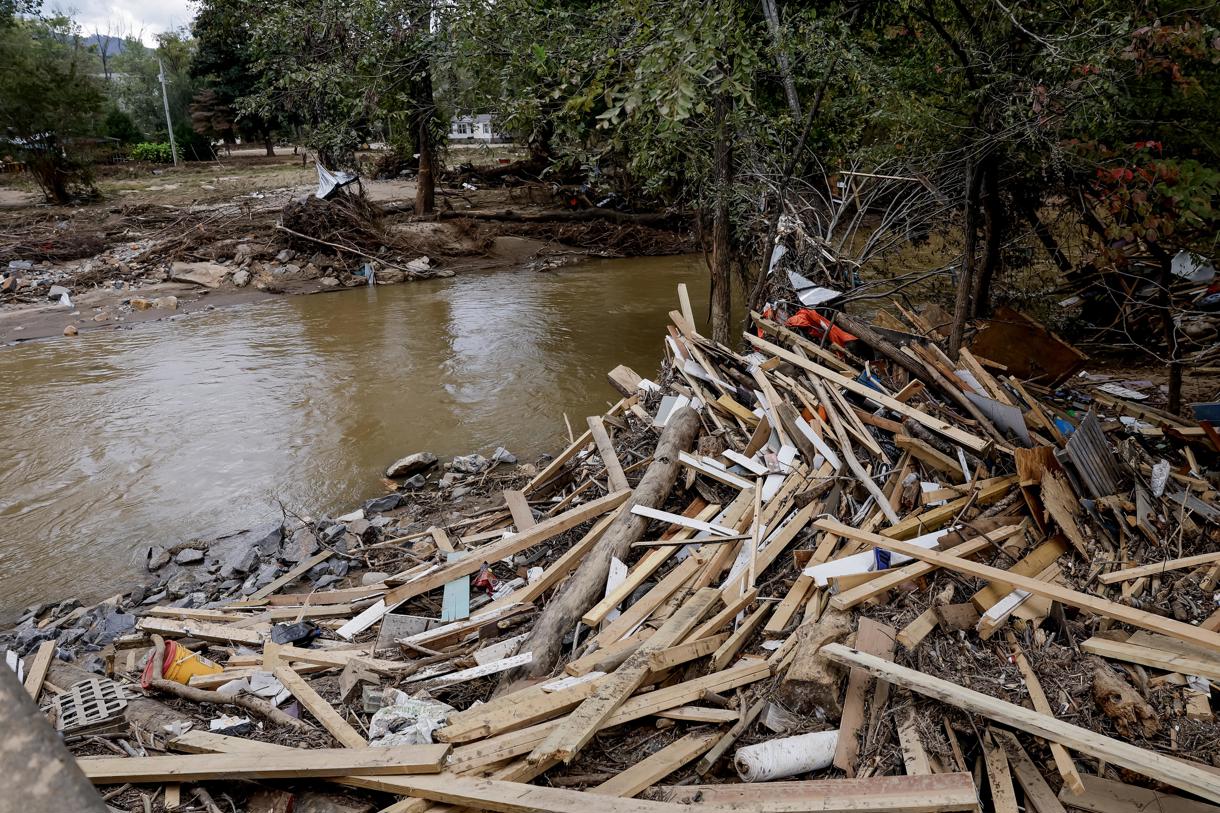 Fotografía del 3 de octubre de escombros a lo largo de las orillas de un río tras las inundaciones provocadas por el huracán Helene en Estados Unidos. (Foto de Erik s. Lesser de la agencia EFE)