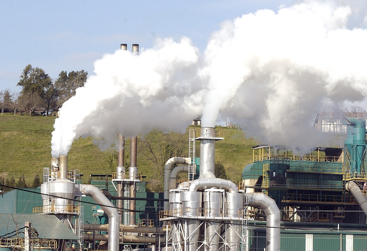 En la imagen de archivo, una empresa emite gases. (Foto de Luis Tejido de la agencia EFE)