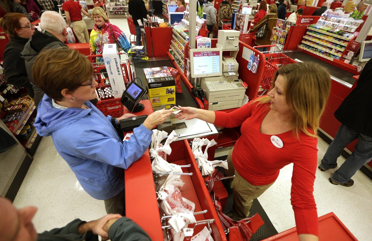 Fotografía de archivo que muestra a una cliente comprando en una tienda de la cadena Target en Queensbury de Nueva York, Estados Unidos. (Foto de Andrew Gombert de la agencia EFE)