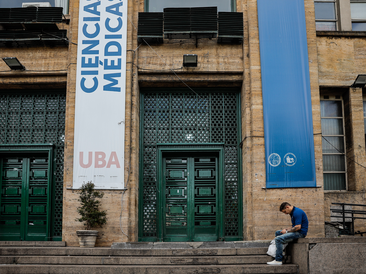 Fotografía de la entrada de una universidad cerrada durante una huelga este jueves en Buenos Aires (Argentina). (Foto de Juan Ignacio Roncoroni de la agencia EFE)