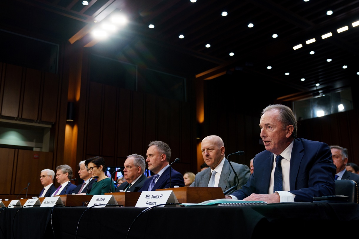 Fotografía de archivo de los gerentes de los grandes bancos de Estados Unidos durante una audiencia de la Comisión de Banca, Vivienda y Asuntos Urbanos del Senado sobre la supervisión de los bancos de Wall Street, en el Capitolio de Estados Unidos en Washington, DC, EUA, el 6 de diciembre de 2023. (Foto de Will Oliver de la agencia EFE/EPA)