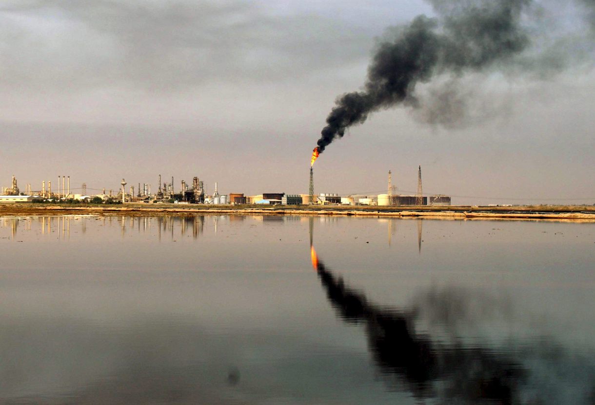 Imagen de archivo de una refinería de petróleo. (Foto de Alaa Al-Shemaree de la agencia EFE)