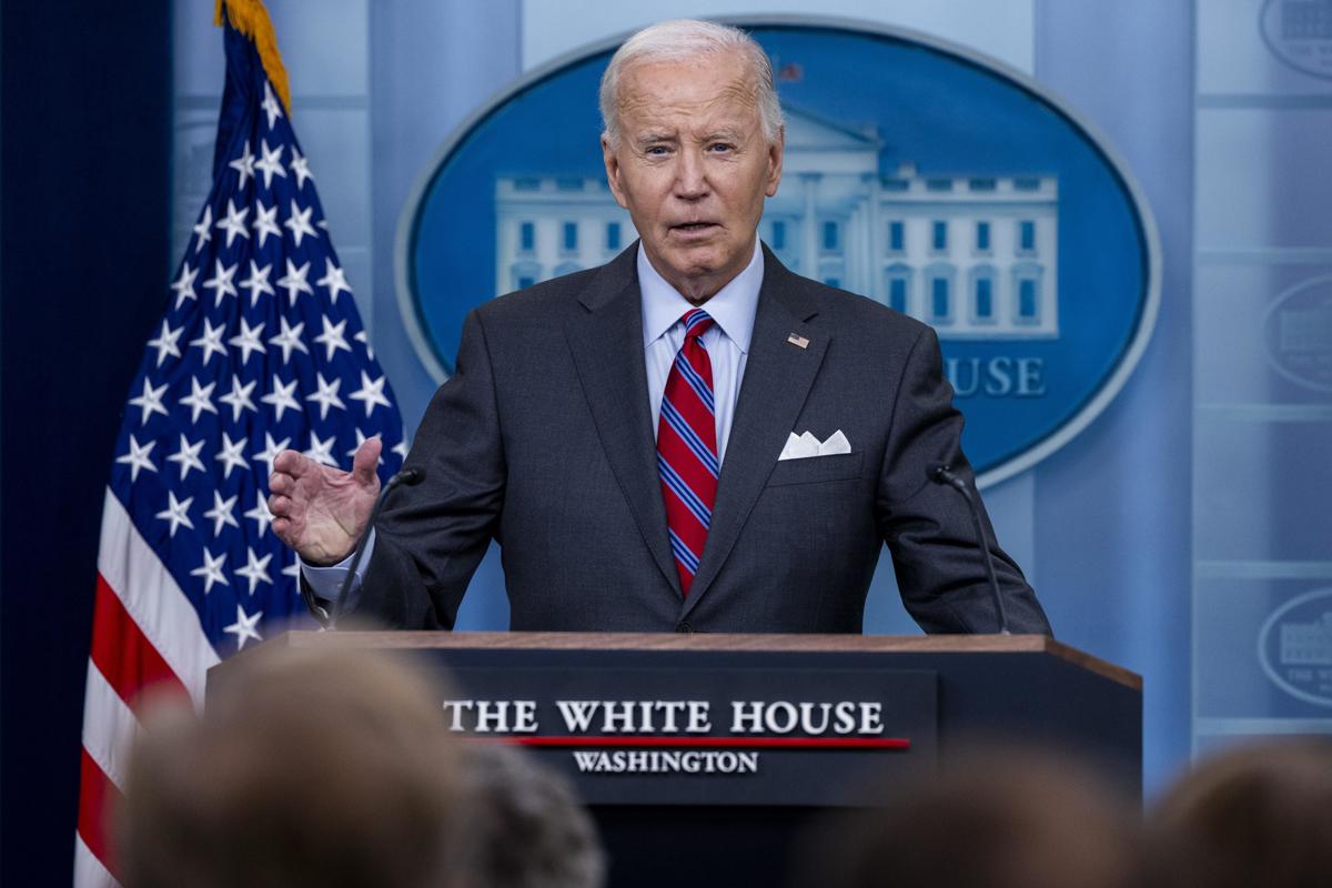 El presidente de Estados Unidos, Joe Biden, responde a una pregunta de los medios de comunicación durante la conferencia de prensa diaria de este 4 de octubre de 2024, en la sala de prensa de la Casa Blanca en Washington, DC, EUA. (Foto de Shawn Thew de la agencia EFE/EPA)