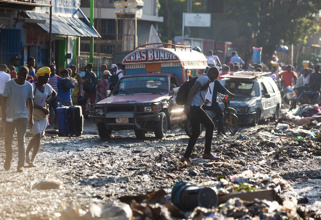 Foto de archivo de vehículos y personas transitando por una calle en Puerto Príncipe (Haití). (Foto de Mentor David Lorens de la agencia EFE)