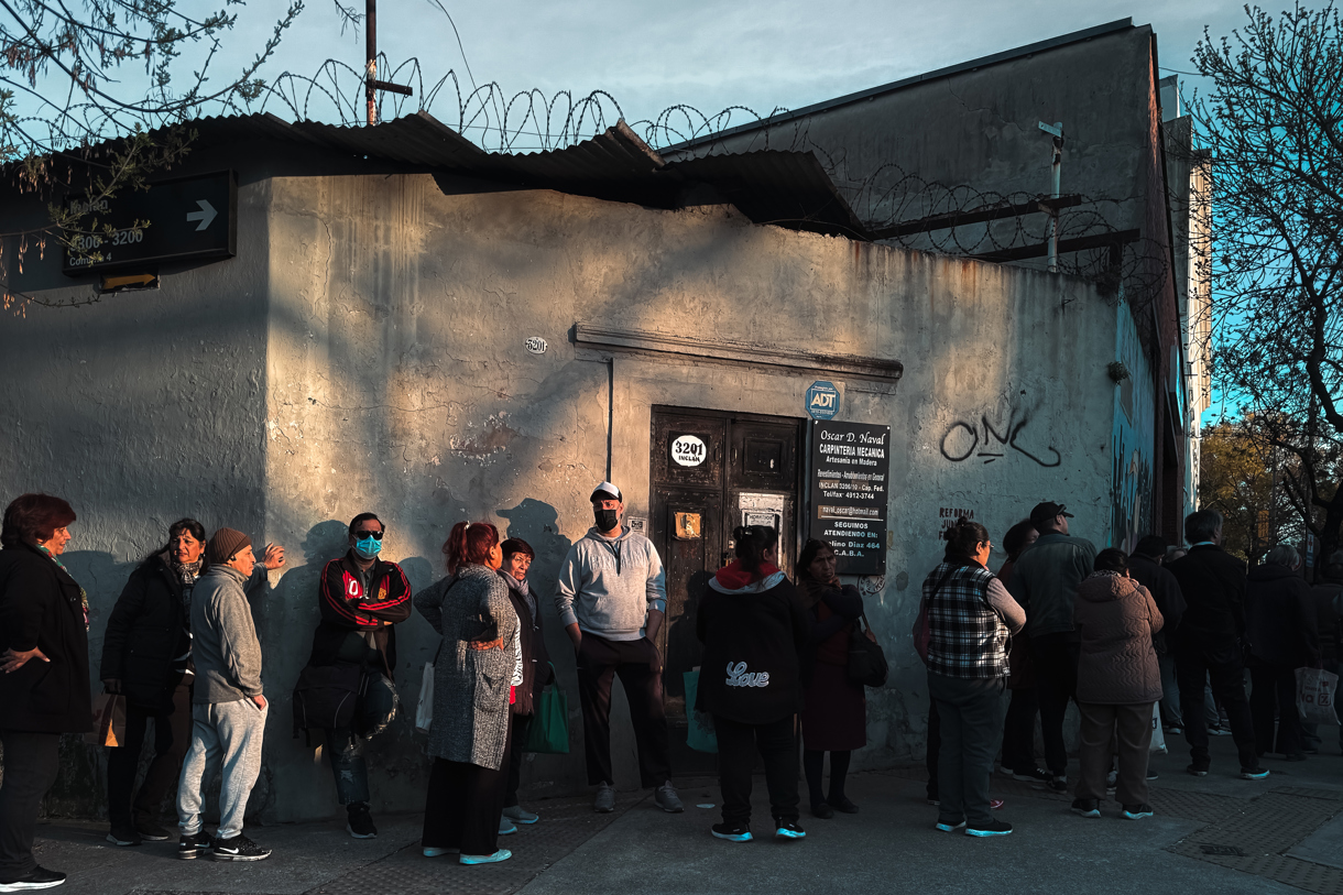 Fotografía del 10 de septiembre de 2024 de personas realizan una fila para obtener ayuda social en Buenos Aires (Argentina). (Foto de Juan Ignacio Roncoroni de la agencia EFE)