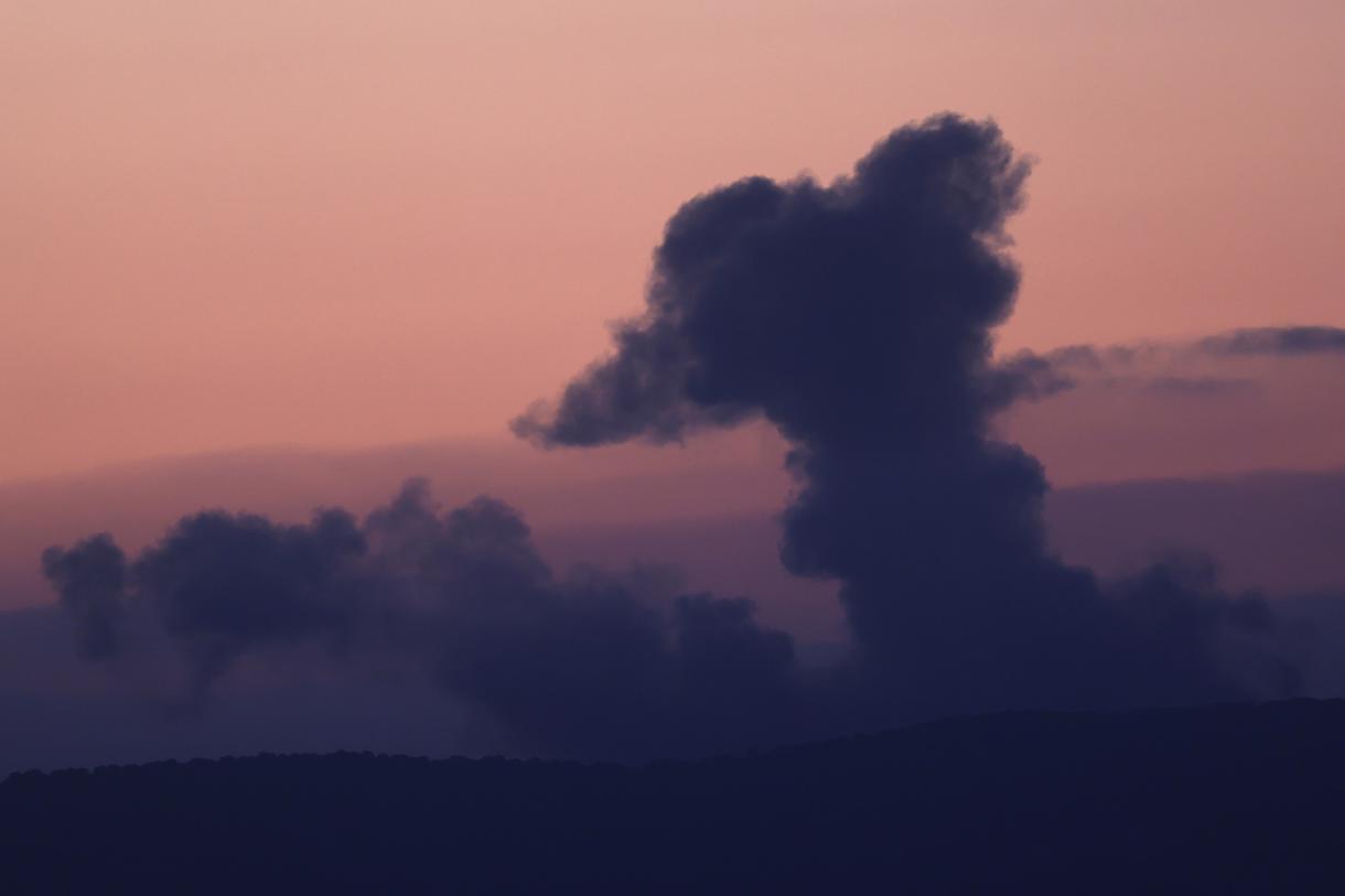 Columna de humo tras un ataque israelí contra el sur del Líbano visto desde el norte de Israel. (Foto de Atef Safadi de la agencia EFE/EPA)