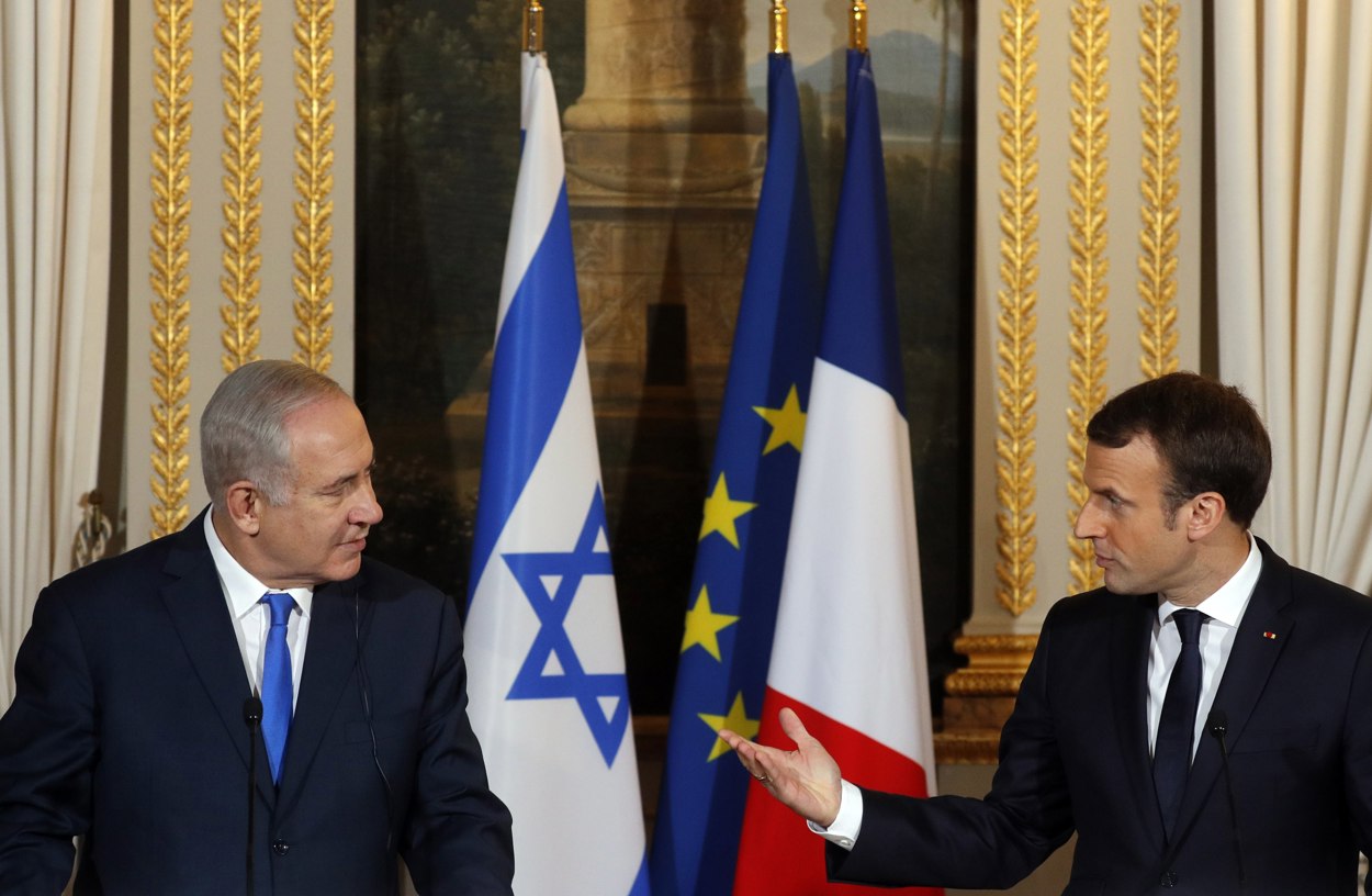 Foto archivo. Emmanuel Macron (derecha) y Benjamín Netanyahu (izquierda). (Foto de Philippe Wojazer / Pool Maxppp de la agencia EFE/EPA)