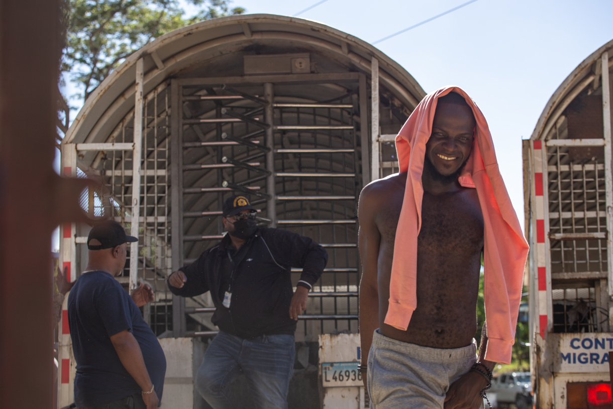 Un ciudadano haitiano regresa deportado desde la República Dominicana en Belladere (Haití). (Foto de archivo de Mentor David Lorens de la agencia EFE)