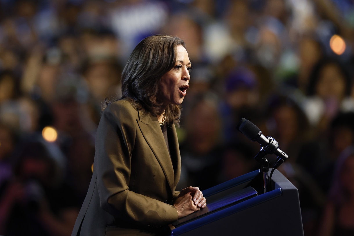 Fotografía de archivo en donde se ve a la candidata presidencial demócrata a la vicepresidenta estadounidense, Kamala Harris, habla durante un mitin de campaña en Las Vegas, Nevada, EUA, el 29 de septiembre de 2024. (Foto de Caroline Brehman de la agencia EFE)