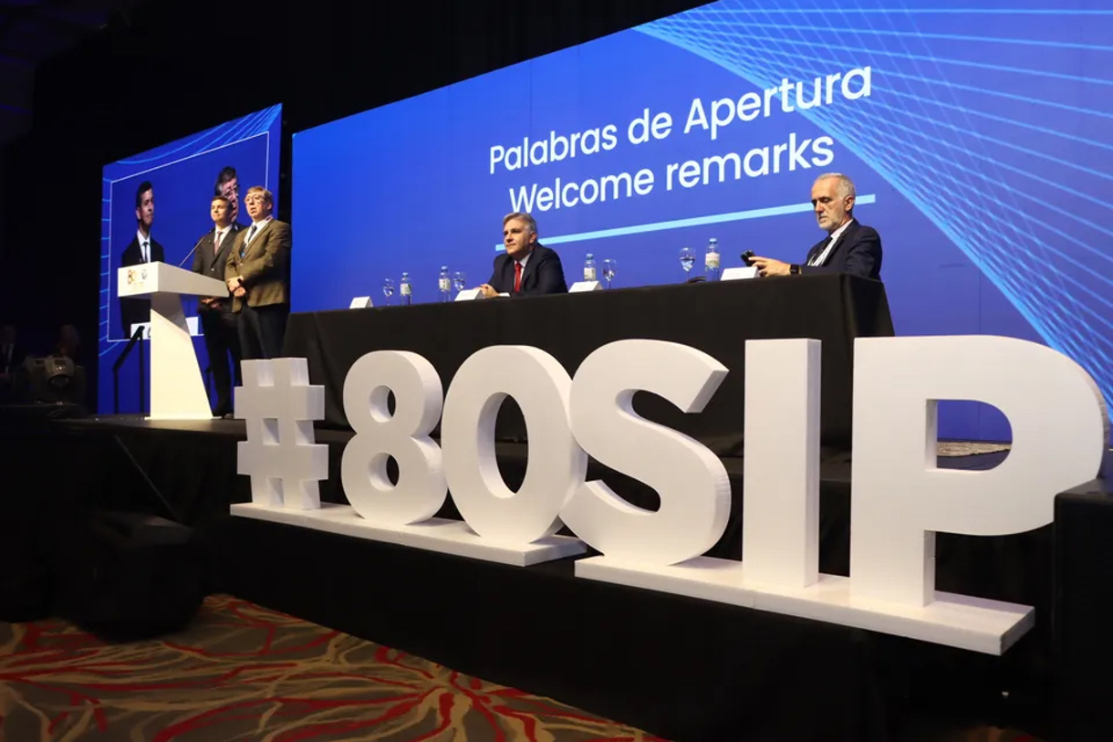 Fotografía cedida por la SIP de asistentes en la apertura de la 80 Asamblea de la Sociedad Interamericana de Prensa (SIP) este jueves, en Córdoba (Argentina). (Foto de la SIP retomada por la agencia EFE)