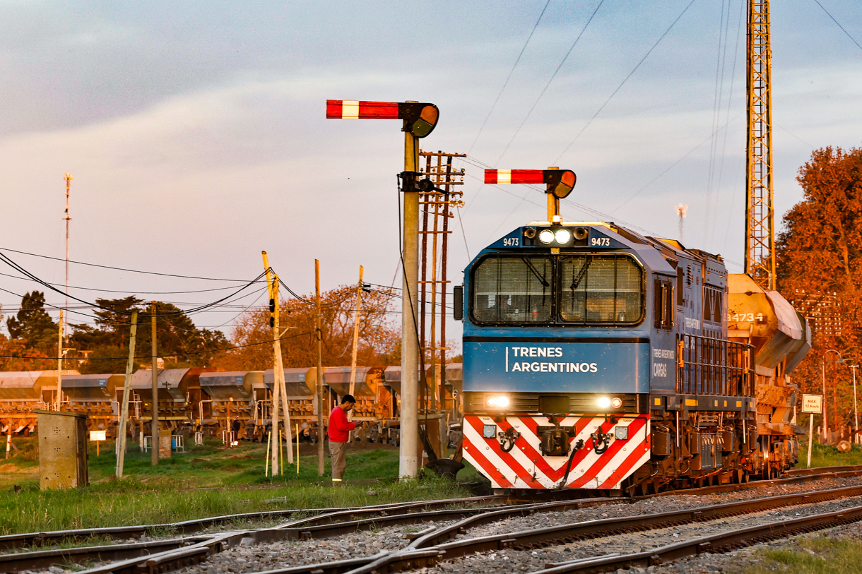 Fotografía del 21 de agosto de 2024 de un tren de la empresa estatal Trenes Argentinos, en la ciudad de Villa Constitución, provincia de Santa Fe (Argentina). (Foto de Juan Ignacio Roncoroni de la agencia EFE)