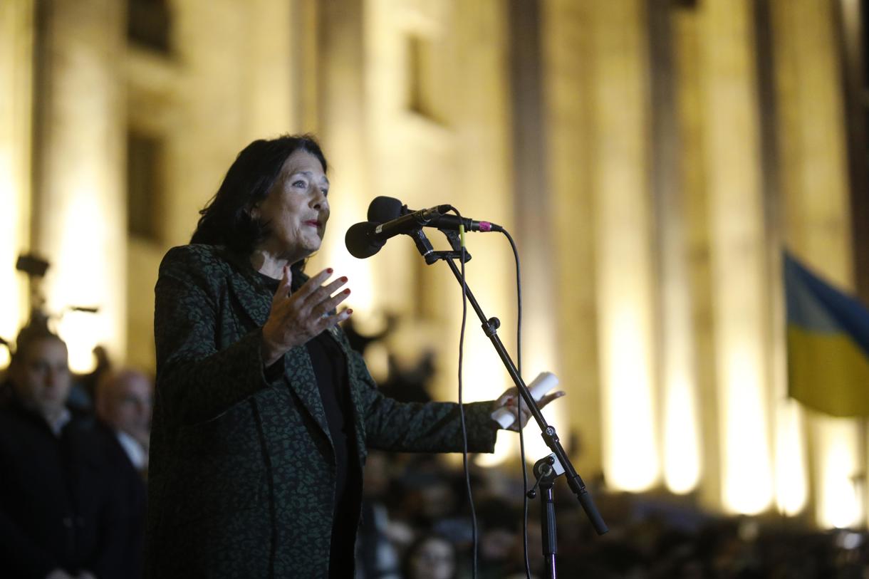 La presidenta georgiana, Salomé Zourabichvili, habla durante una protesta en Tbilisi, Georgia, el 28 de octubre de 2024, en oposición a los resultados de las elecciones parlamentarias celebradas el 26 de octubre. (Foto de David Mdzinarishvili de la agencia EFE/EPA)