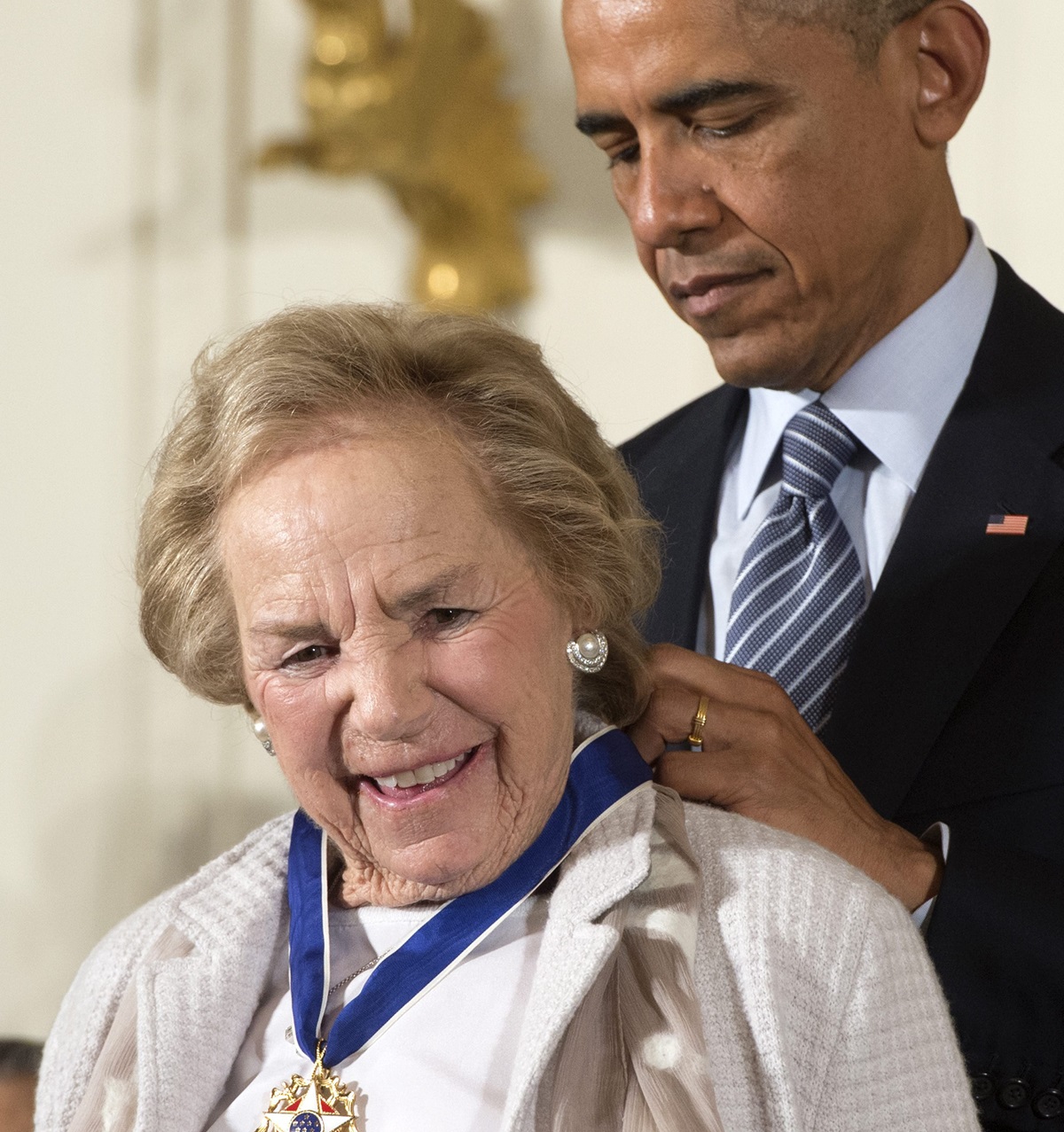 Fotografía de archivo de la defensora de derechos humanos y viuda de Robert F. Kennedy, Ethel Kennedy (i) cuando recibió en 2014 la Medalla Presidencial de la Libertad de manos del entonces presidente Barack Obama. (Foto de Michel Reynolds de la agencia EFE)