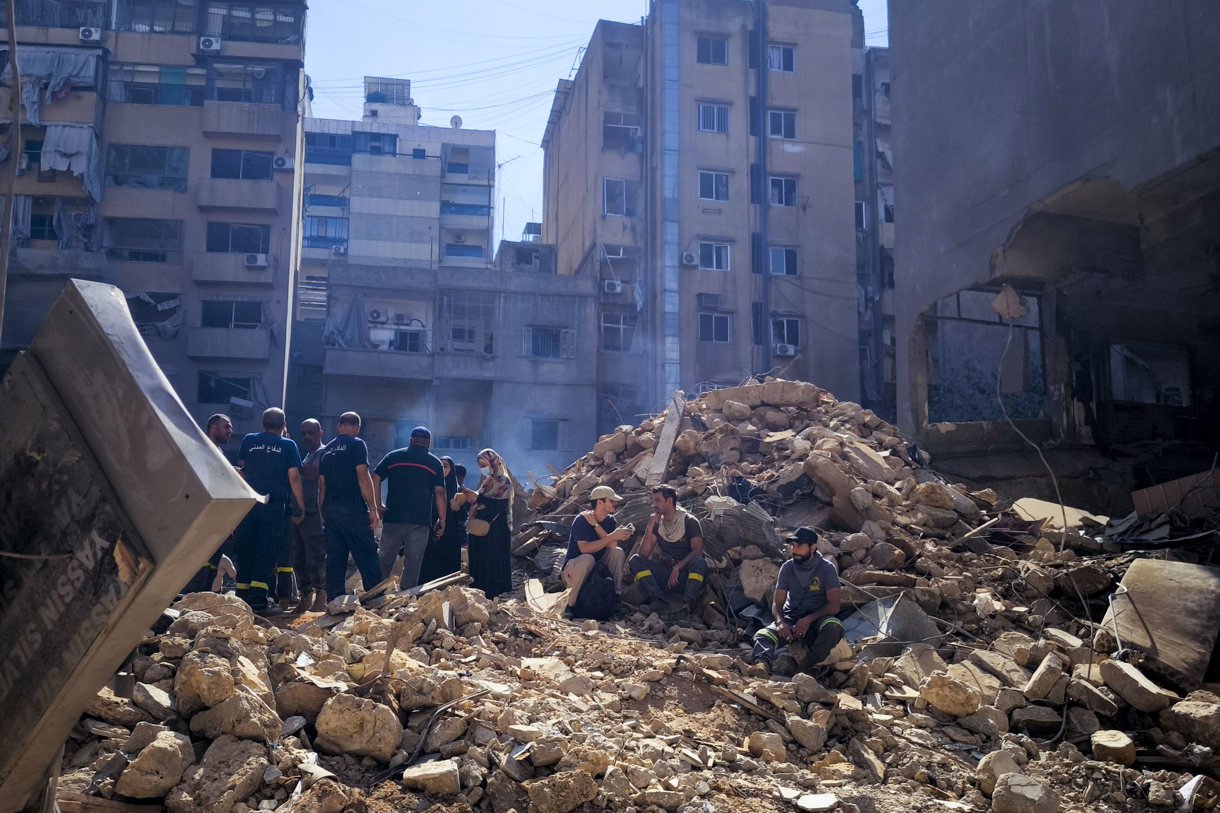 Escombros de un edificio colapsado tras un ataque de Israel este jueves en el barrio de Basta de Beirut, en el corazón de la capital. (Foto de Isaac J Martin de la agencia EFE)