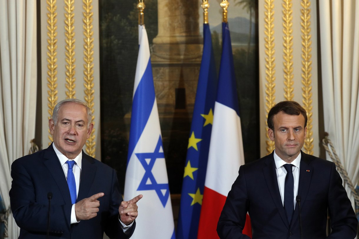 Foto archivo. Emmanuel Macron (derecha) y Benjamín Netanyahu (izquierda). (Foto de Philippe Wojazer / Pool Maxppp de la agencia EFE/EPA)