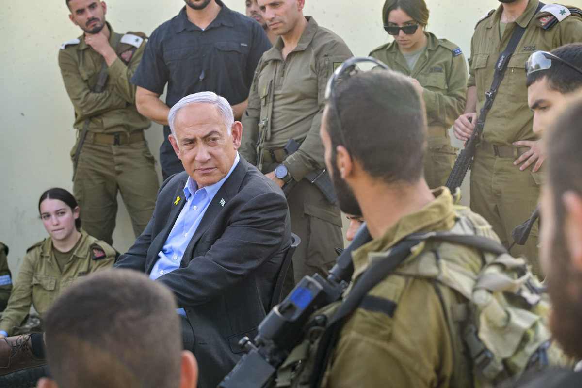 El primer ministro de Israel, Benjamín Netanyahu, visita el pasado lunes la base militar de Golani, junto a la norteña ciudad de Haifa, donde un dron de Hizbulá mató a 4 soldados israelíes e hirió a otros 67. Netanyahu aseguró hoy que el país seguirá atacando “sin piedad a Hizbulá en todo el Líbano, también en Beirut”. (Foto de Oficina Del Primer Ministro EFE)