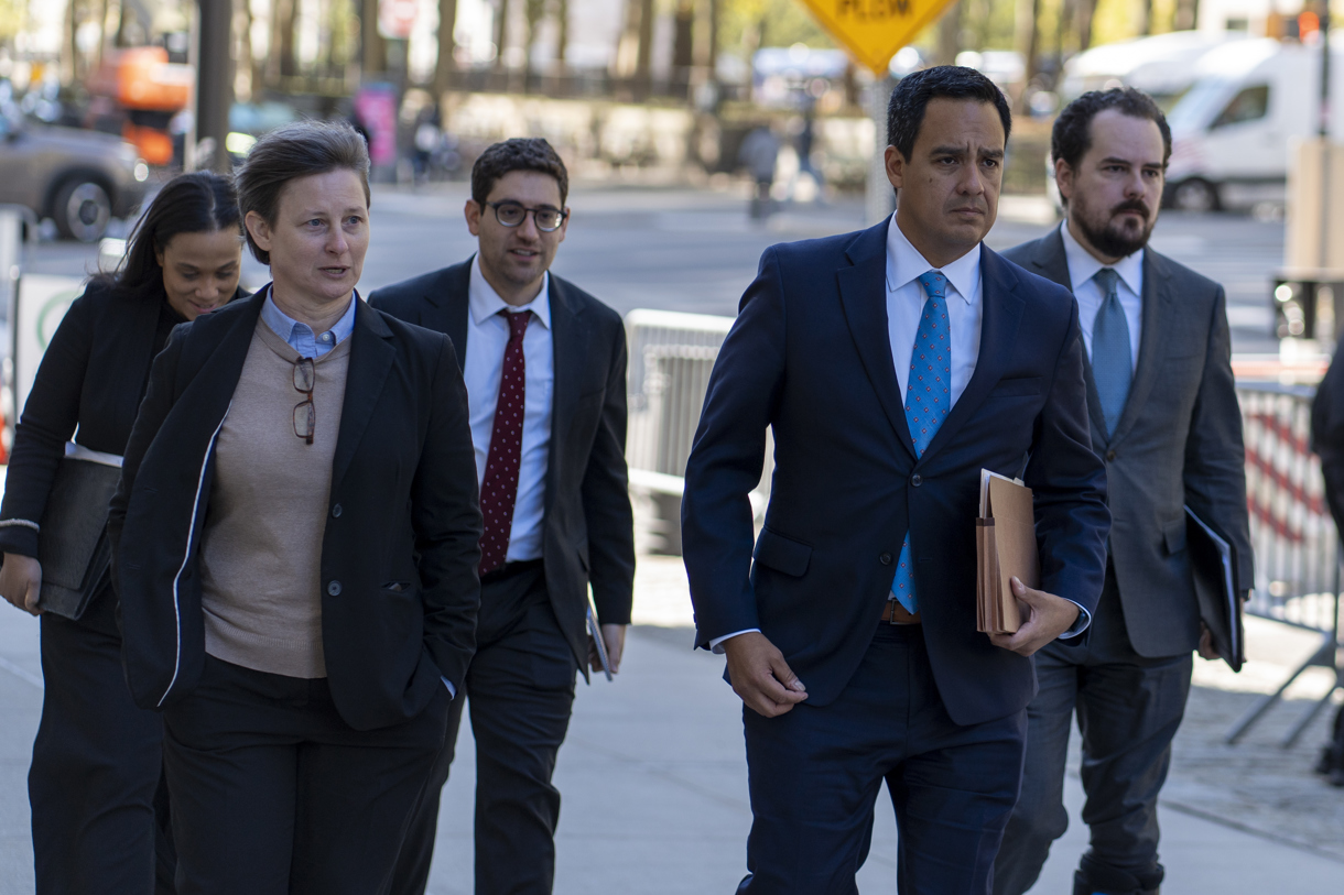 El fiscal de la corte federal de Brooklyn, Francisco Navarro (c), acompañado con el equipo de fiscales encargados del caso del narcotraficante mexicano Ismael “El Mayo” Zambada, llega este viernes al Tribunal Federal de Brooklyn en Nueva York (Estados Unidos). (Foto de Ángel Colmenares de la agencia EFE)