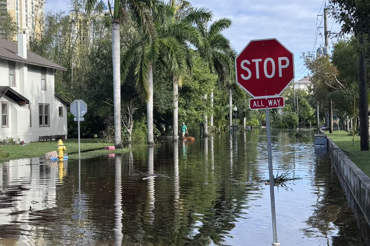 Fotografía de una calle inundada tras el paso del huracán Milton, este jueves en Fort Myers (Estados Unidos). (Foto de Octavio Guzmán de la agencia EFE)