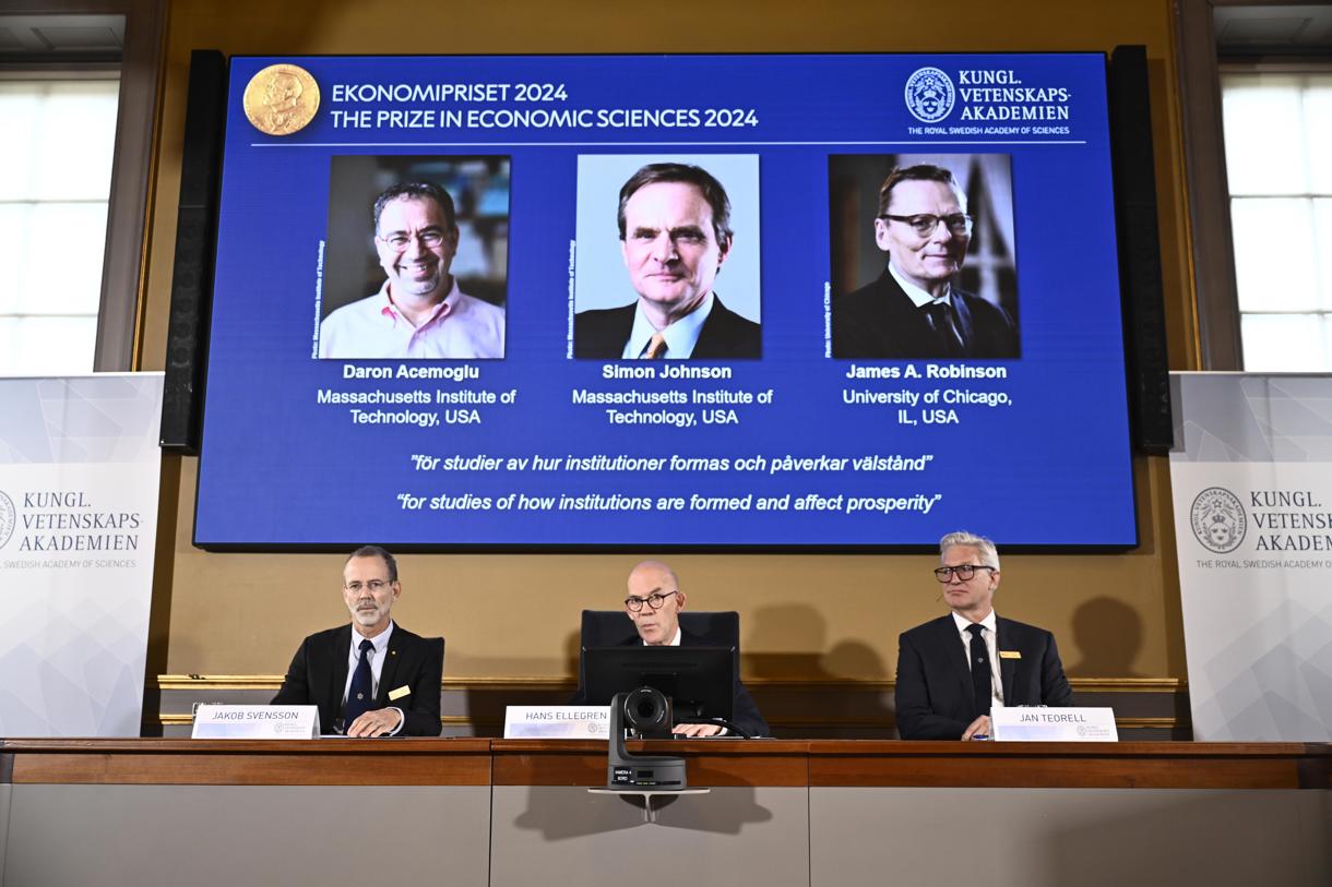 El secretario permanente de la Academia de Ciencias, Hans Ellegren (C), Jakob Svensson (I) y Jan Teorell, de la asamblea Nobel del Riksbank sueco, anuncian el premio Nobel en ciencias económicas 2024, que corresponde a Daron Acemoglu, Simon Johnson y James A Robinson. (Suecia, Estocolmo) Foto de Christine Olsson /EFE/EPA/ TT SWEDE