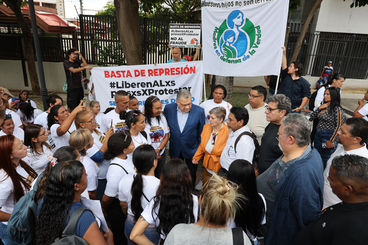 Familiares de los adolescentes detenidos tras las protestas en contra de los resultados oficiales de las elecciones presidenciales del 28 de julio, en los que el ente electoral proclamó la victoria de Nicolás Maduro, se reúnen para firmar un recurso de amparo y presentarlo ante el Tribunal Supremo de Justicia, este jueves, en Caracas (Venezuela). (Foto de Miguel Gutiérrez de la agencia EFE)