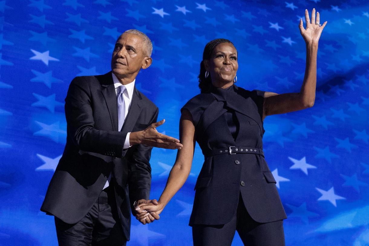 Fotografía de archivo del expresidente estadounidense Barack Obama (i) junto a su esposa la exprimera dama estadounidense Michelle Obama (dcha.) (Foto de Michael Reynolds de la agencia EFE/EPA)