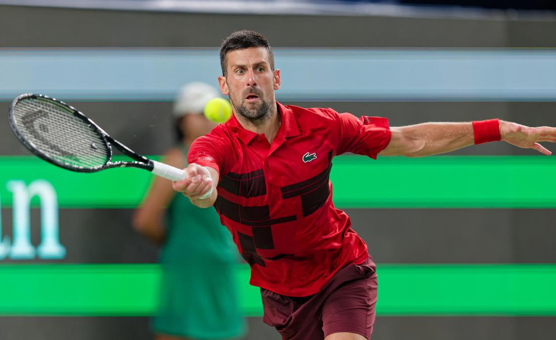 El tenista serbio Novak Djokovic durante su partido de Cuartos de final individual masculino contra el checo Jakub Mensik en el Másters 1.000 de Shanghái, China. (Foto de Alex Plavevski de la agencia EFE/EPA)