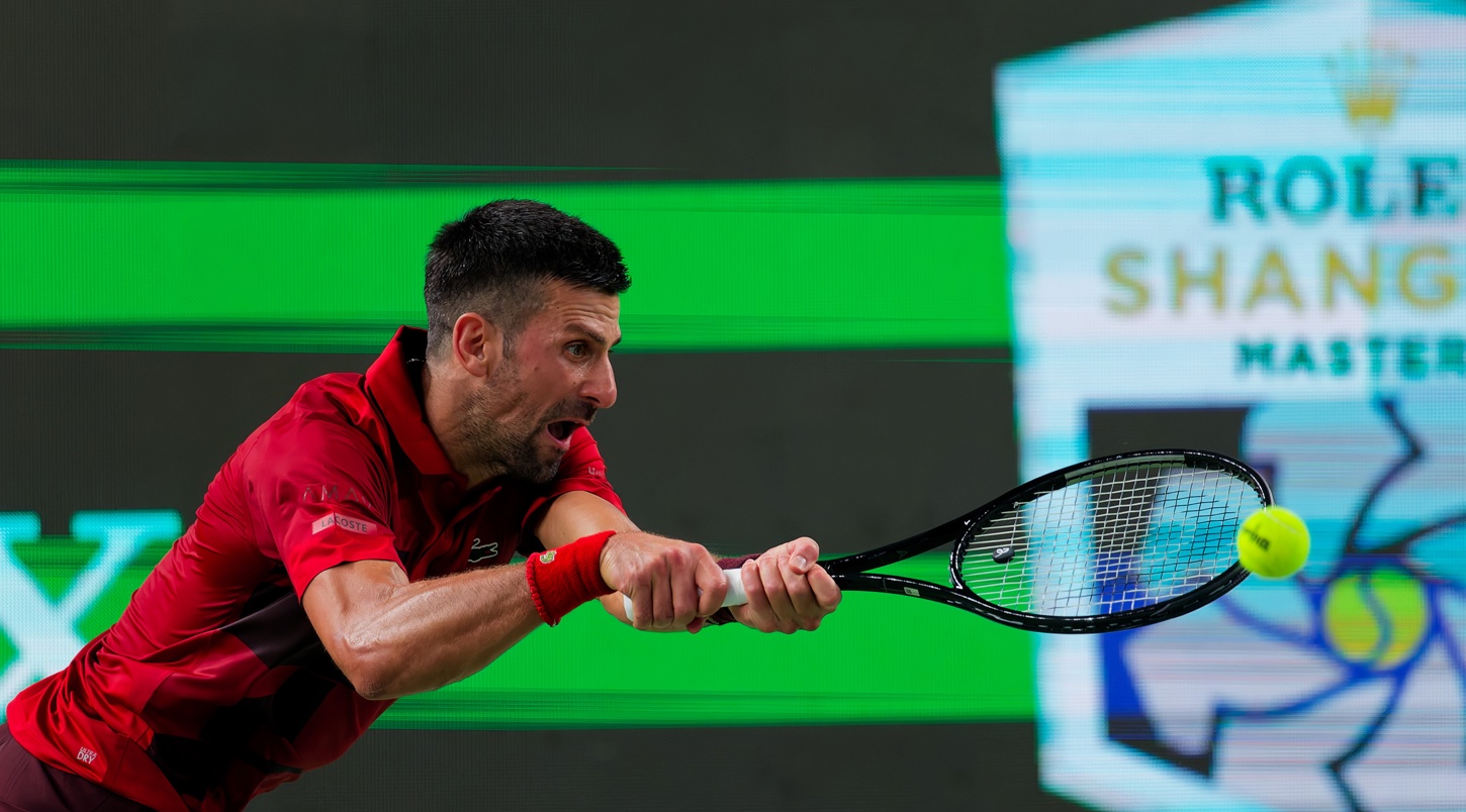 Novak Djokovic durante el duelo del Masters de Shanghái que le midió con el estadounidense Alex Michelsen. (Foto de Alex Plavevski de la agencia EFE/EPA)