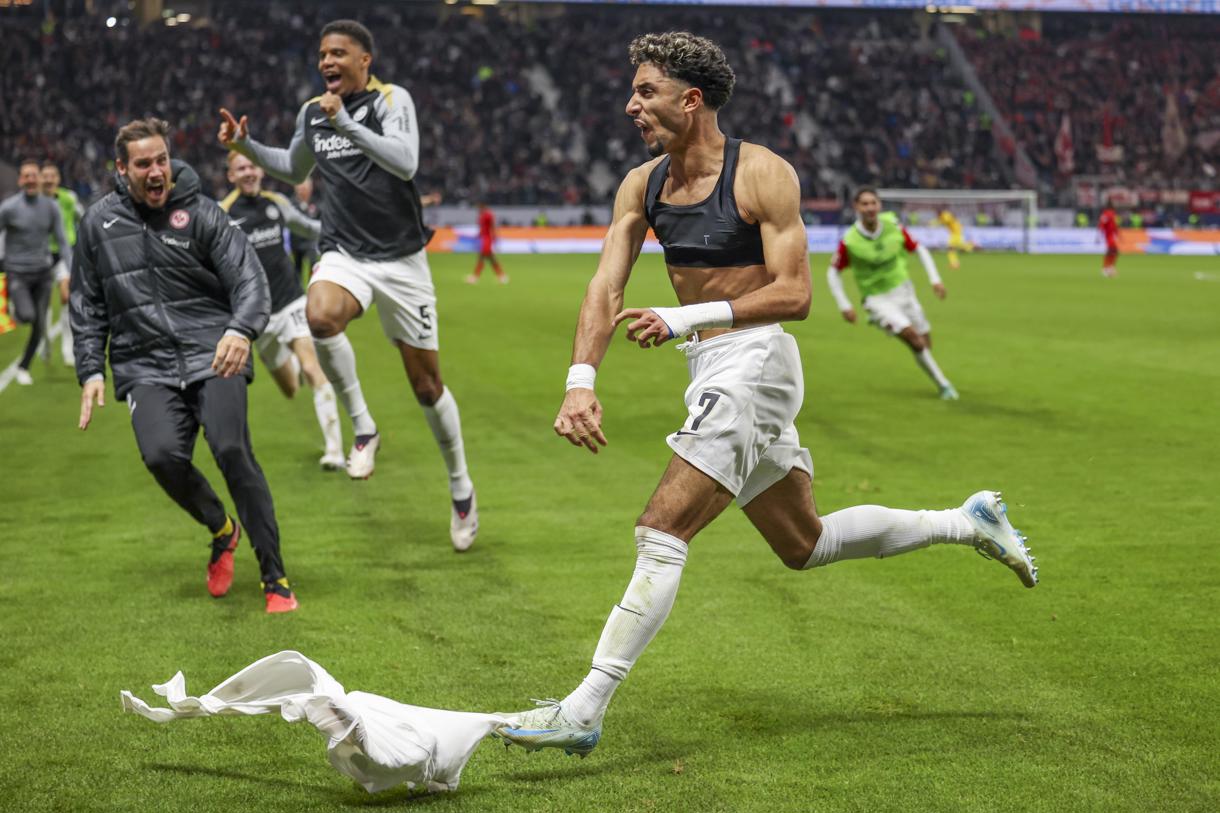 El delantero egipcio Omar Marmoush, del Eintracht de Frankfurt, celebra el 3-3 durante el partido de la Bundesliga que han jugado Eintracht Frankfurt y FC Bayern Múnich en Frankfurt, Alemania. (Foto de Christopher Neundorf de la agencia EFE/EPA)