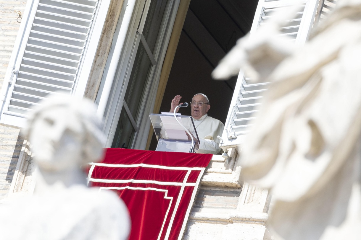 El Papa Francisco se dirige a la multitud desde la ventana del Palacio Apostólico con vista a la Plaza de San Pedro durante la oración del Ángelus, Ciudad del Vaticano, 06 de octubre de 2024. (Foto de Massimo Percossi de la agencia EFE/EPA)