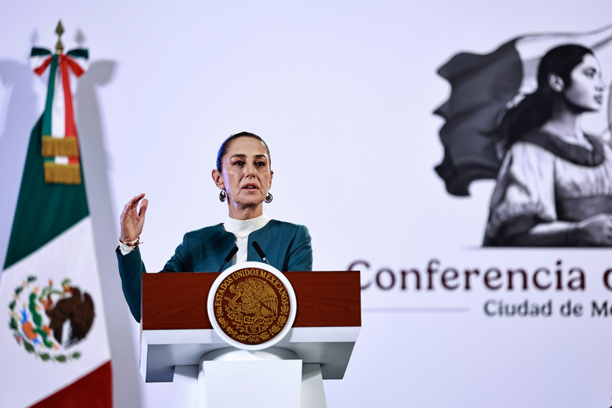 La presidenta de México, Claudia Sheinbaum, habla durante una conferencia de prensa este jueves, ofrecida en Palacio Nacional de la Ciudad de México (México). (Foto de Sáshenka Gutiérrez de la agencia EFE)