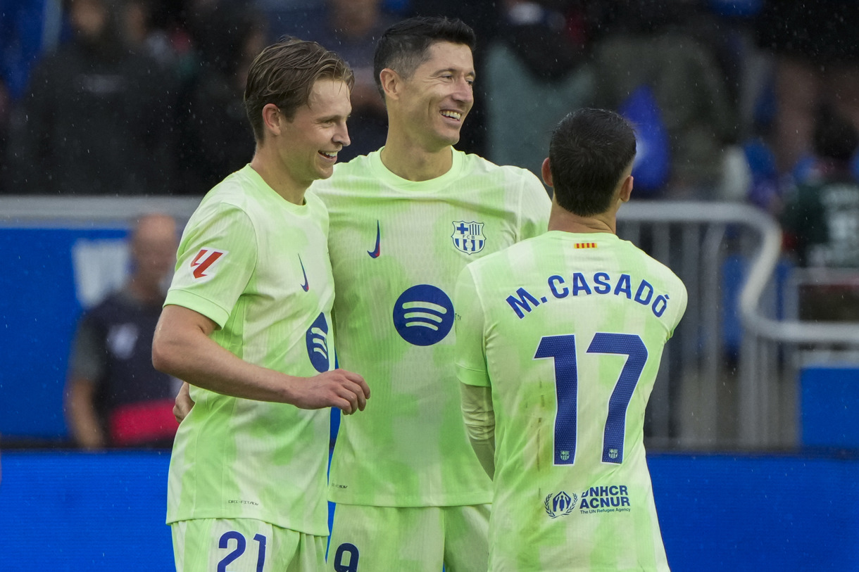 El delantero polaco del FC Barcelona Robert Lewandowski celebra uno de sus goles marcados ante el Alavés durante el partido de la novena jornada de Liga que Alavés y Barcelona disputaron en el estadio de Mendizorrotza de Vitoria. (Foto de Adrián Ruiz Hierro de la agencia EFE)