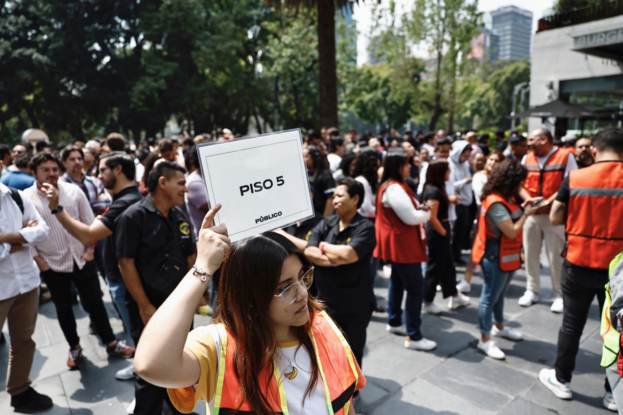 Personas acompañadas de personal de Protección Civil, participan el 19 de septiembre de 2024, en un simulacro de terremoto, en la Ciudad de México (México). (Foto de archivo de Sáshenka Gutiérrez de la agencia EFE)