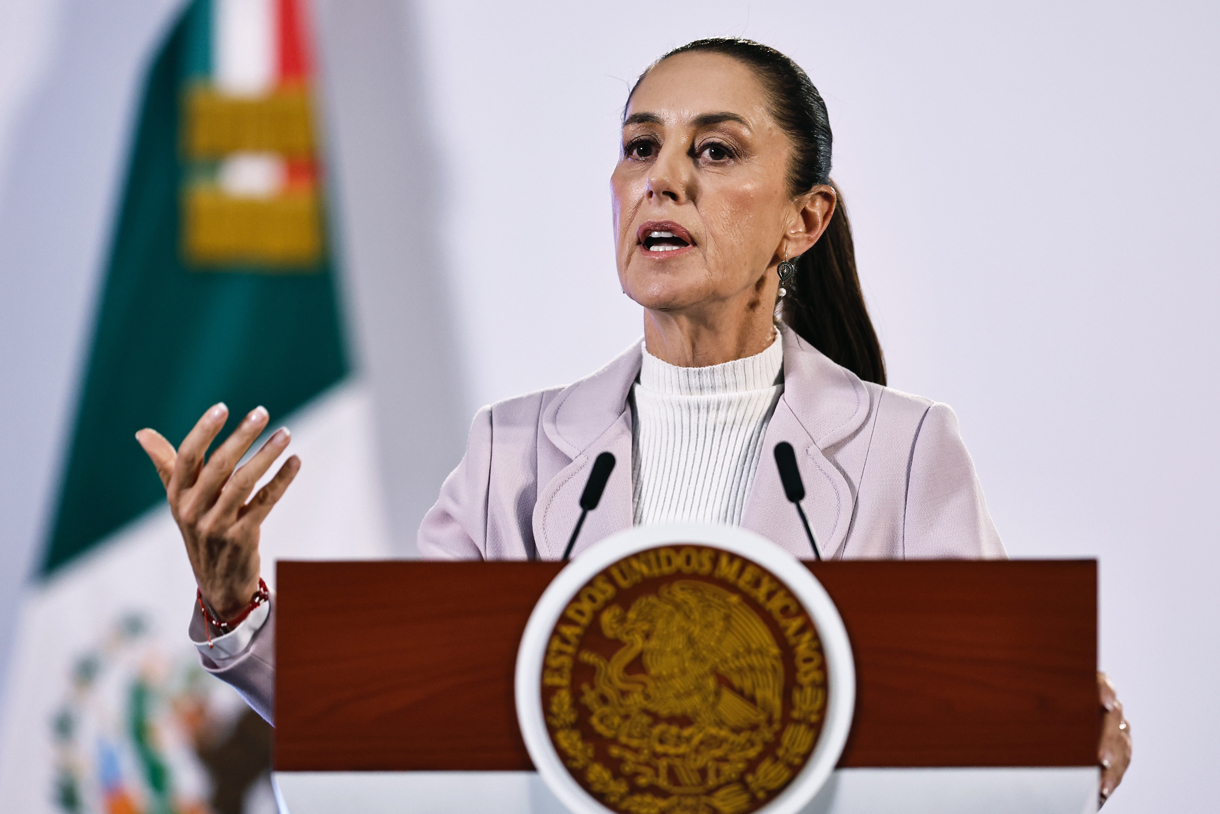 La presidenta de México Claudia Sheinbaum, habla este viernes durante su conferencia de prensa matutina en Palacio Nacional, en la Ciudad de México (México). (Foto de Sáshenka Gutiérrez de la agencia EFE)