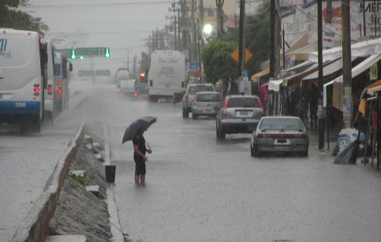 Vista general de las fuertes lluvias que han provocado inundaciones en la ciudad de Cancún, Quintana Roo. (Foto de archivo de Alonso Cupul de la agencia EFE)