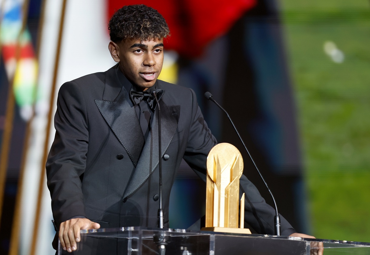 El delantero del Barcelona y de la selección española Lamine Yamal pronuncia su discurso tras recibir el Trofeo Kopa al mejor jugador menor de 21 años en la ceremonia del Balón de Oro 2024 en el Teatro du Chatelet en París, Francia, el 28 de octubre de 2024. (Foto de Mohammed Badra de la agencia EFE/EPA)