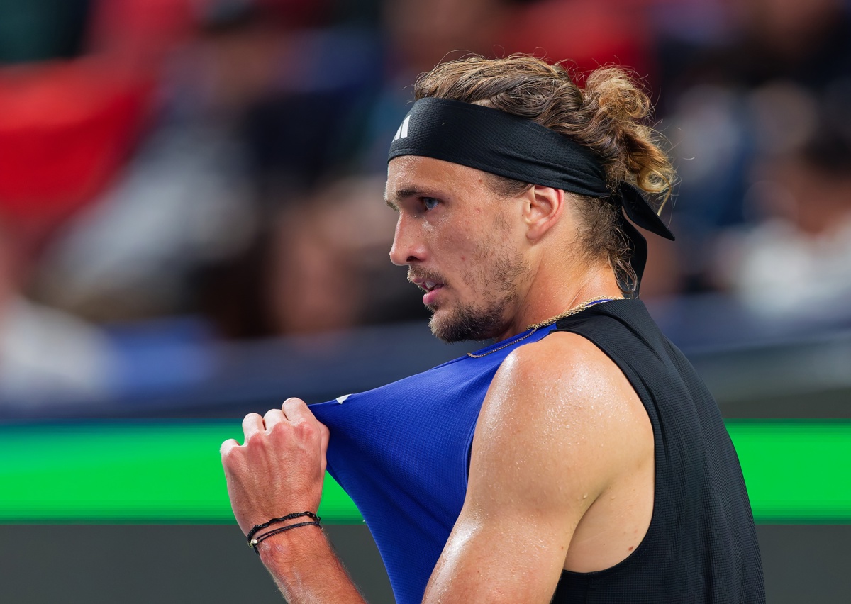 El tenista alemán Alexander Zverev gesticula durante su partido ante el italiano Mattia Bellucci en el Shanghai Masters en Shanghai, China. (Foto de Alex Plavevski de la agencia EFE/EPA)