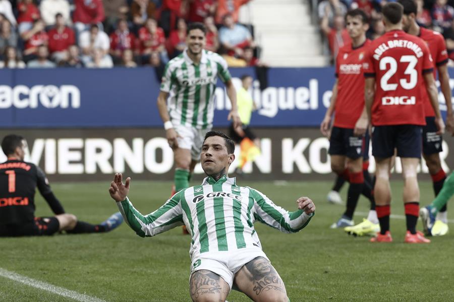 El delantero argentino del Betis Chimy Ávila celebra tras anotar durante el encuentro correspondiente a la décima jornada de LaLiga entre el Osasuna y el Betis en El Sadar, Pamplona, Navarra, España (Foto de EFE)