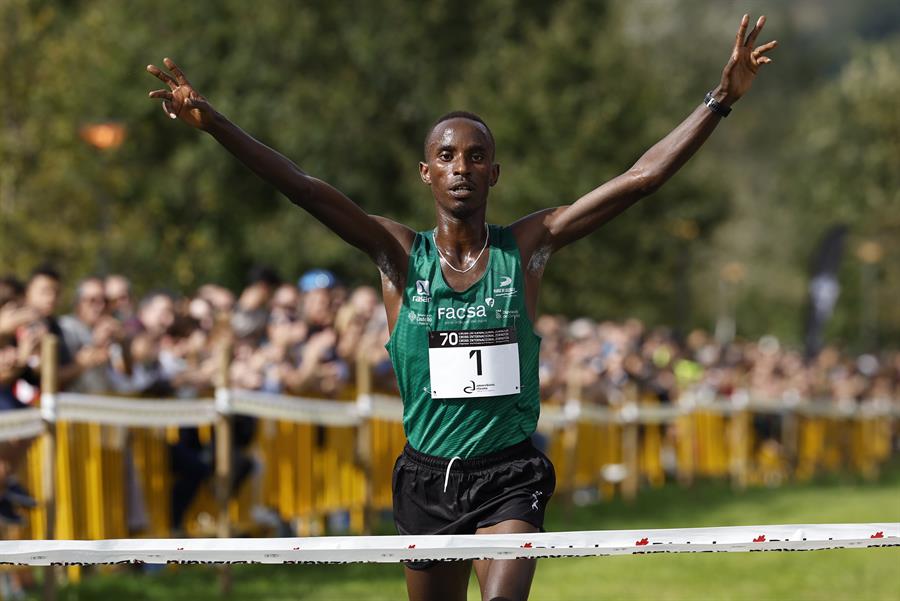 El atleta de Burundi Rodrigue Kwizera se impone en la Cross internacional Zornotza celebrada en Amorebieta-Etzano. (Foto de EFE)