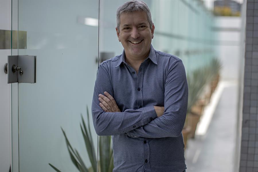 El escritor peruano Santiago Roncagliolo, posa durante una entrevista con EFE en la Ciudad de México. (Foto de EFE)