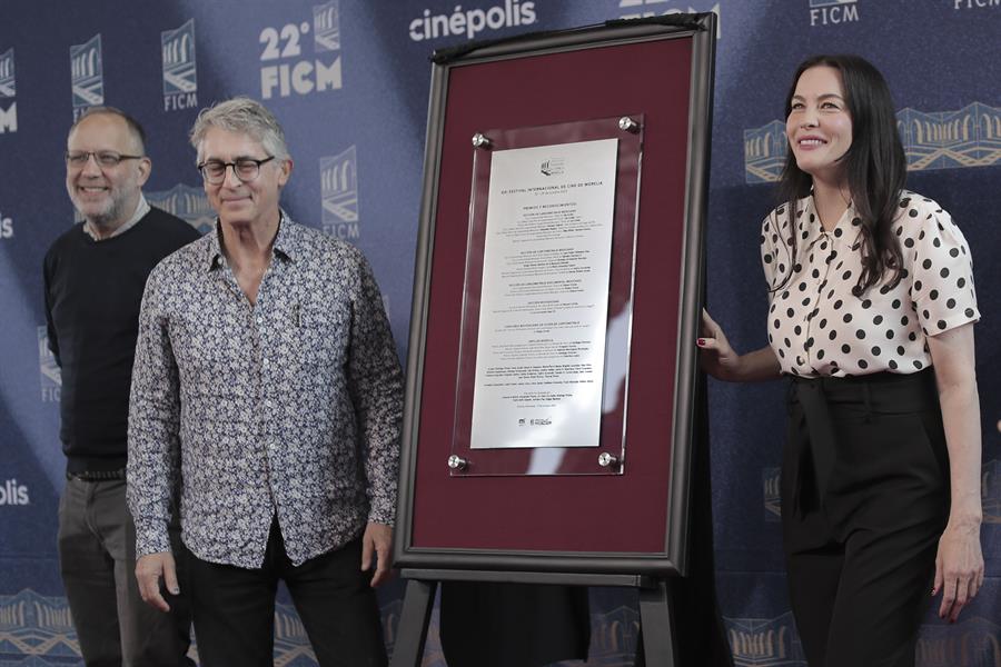 El director de Cine Alexander Payner, junto a la actriz estadounidense, Liv Tyler, participan durante la revelación de la placa de ganadores de la edición pasada del Festival Internacional de Cine de Morelia, Michoacán. (Foto de EFE)