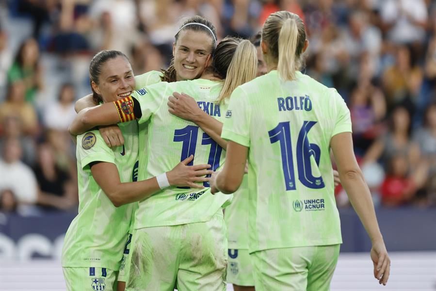 La defensa del Barcelona Irene Paredes celebra con sus compañeras tras marcar el 1-4, durante el partido de la séptima jornada de LaLiga F que Levante y Barcelona en el Estadio Ciutat de València. (Foto de EFE)