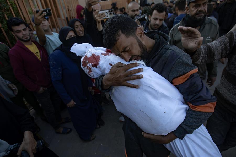 Un padre llora con el cuerpo de su hijo en brazos, muerto en un ataque aéreo israelí, en el Hospital Nasser de Jan Yunis, en el sur de la Franja de Gaza, el 23 de noviembre de 2024. (Foto de EFE)