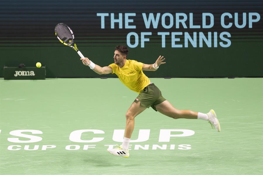 El tenista australiano Thanasi Kokkinakis, durante el partido ante el italiano Matteo Berrettini en semifinales de la Copa Davis de tenis, en el Pabellón “José María Martín Carpena” de Málaga, España. (Foto de EFE)