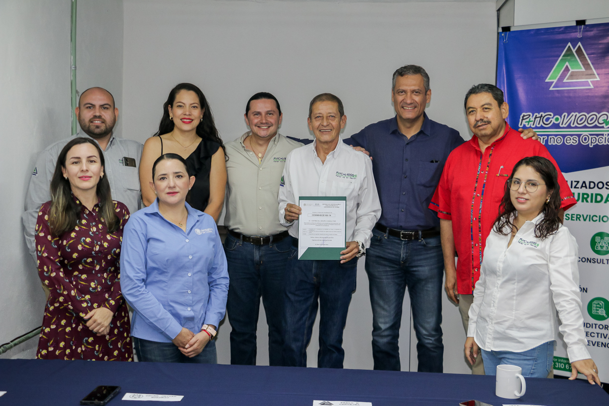 En representación de la empresa, Humberto Carvajal García recibió el documento de manos de Óscar Solorio Pérez, director general de Vinculación. (Foto de la Dirección General de Prensa de la UdeC)