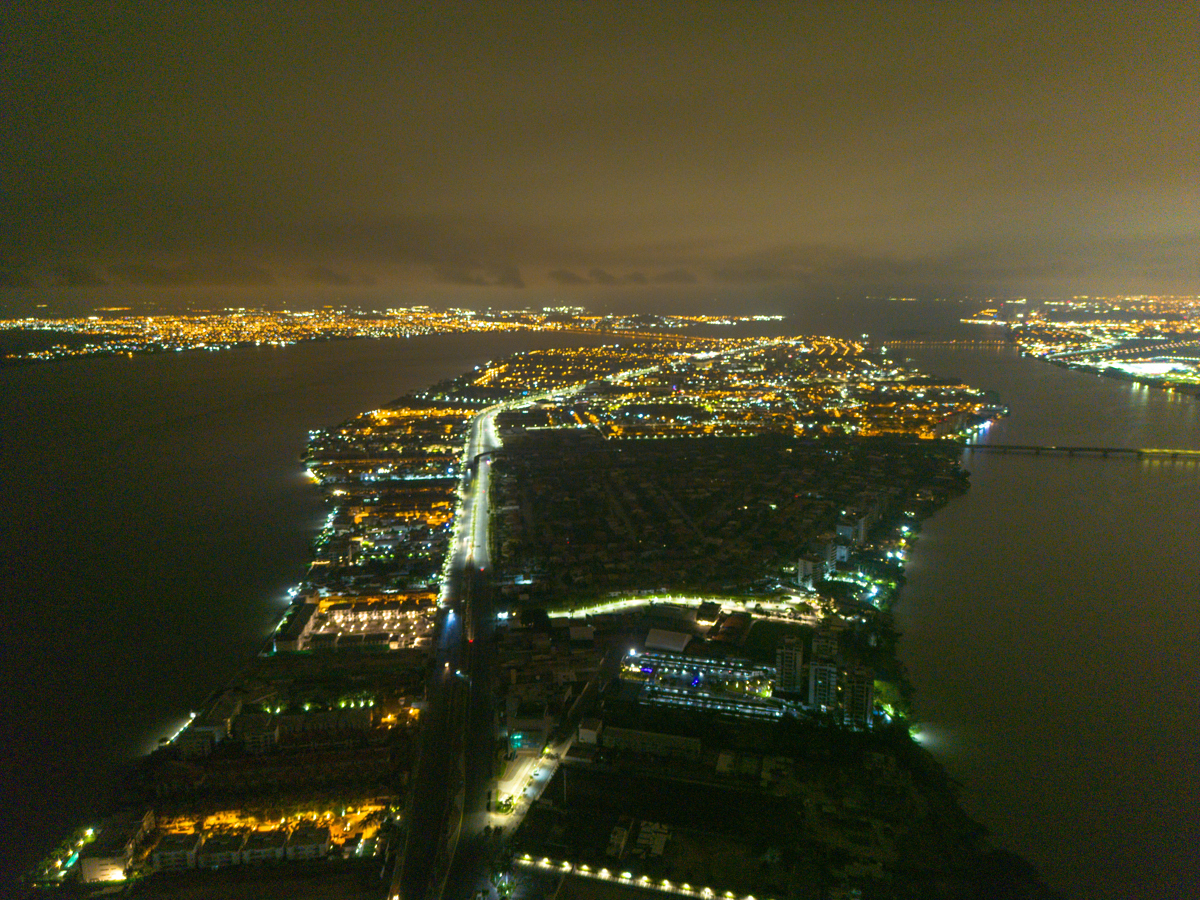 Fotografía aérea de sectores sin luz en Guayaquil (Ecuador). (Foto de Mauricio Torres de la agencia EFE)