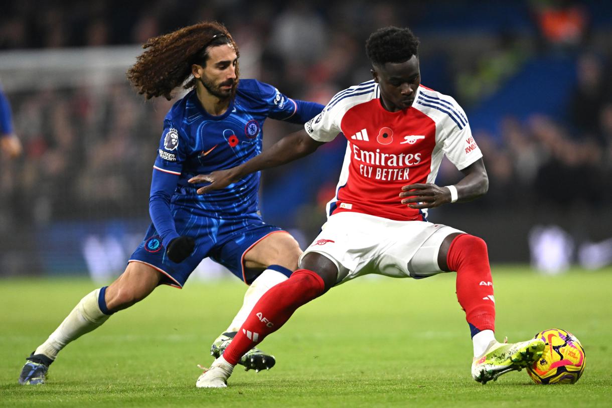 El defensa del Chelsea Marc Cucurella (I) y Bukayo Saka, del Arsneal, (d) durante el partido de la Premier League que han jugado Chelsea FC y Arsenal FC, en Londres, Reino Unido. (Foto de Daniel Hambury de la agencia EFE/EPA)