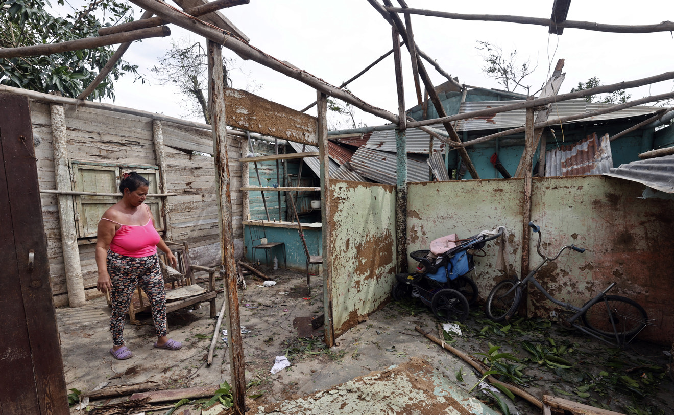 Una mujer observa su vivienda destrozada en la provincia de Artemisa (Cuba). (Foto de Ernesto Mastrascusa de la agencia EFE)