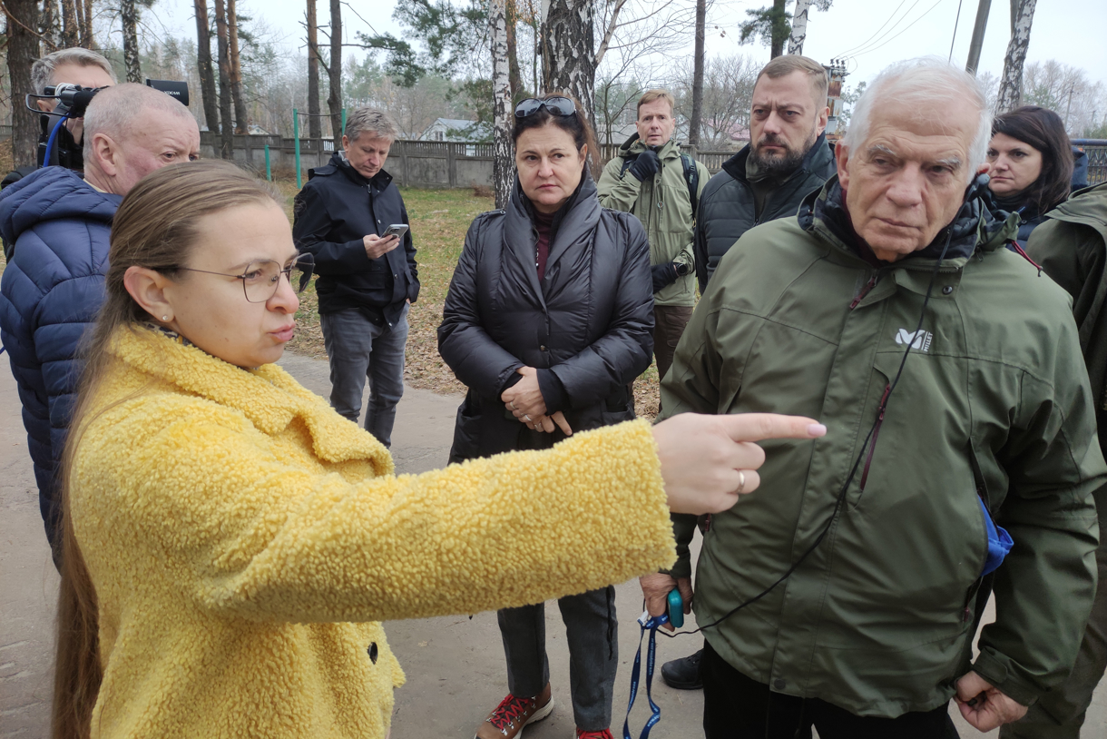 El alto representante para Asuntos Exteriores de la UE, Josep Borrell, junto a una de las sobrevivientes, antes de su visita al sótano de la escuela de Yáguidne, cerca de Cherníguiv, donde al principio de la guerra las fuerzas rusas mantuvieron secuestradas a 360 personas durante el mes que duró la ocupación. (Foto de Marcel Gascón de la agencia EFE)